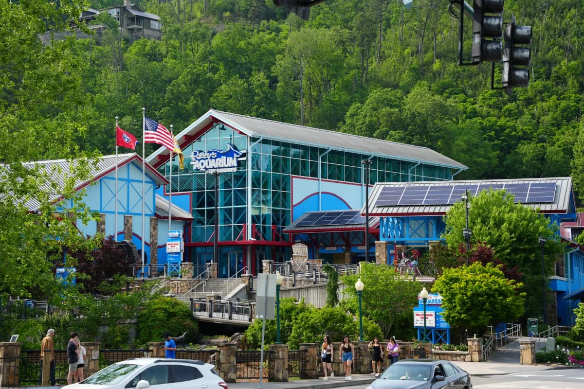 Ripley's Aquarium of the Smokies building along the Gatlinburg Parkway with the mountains behind it