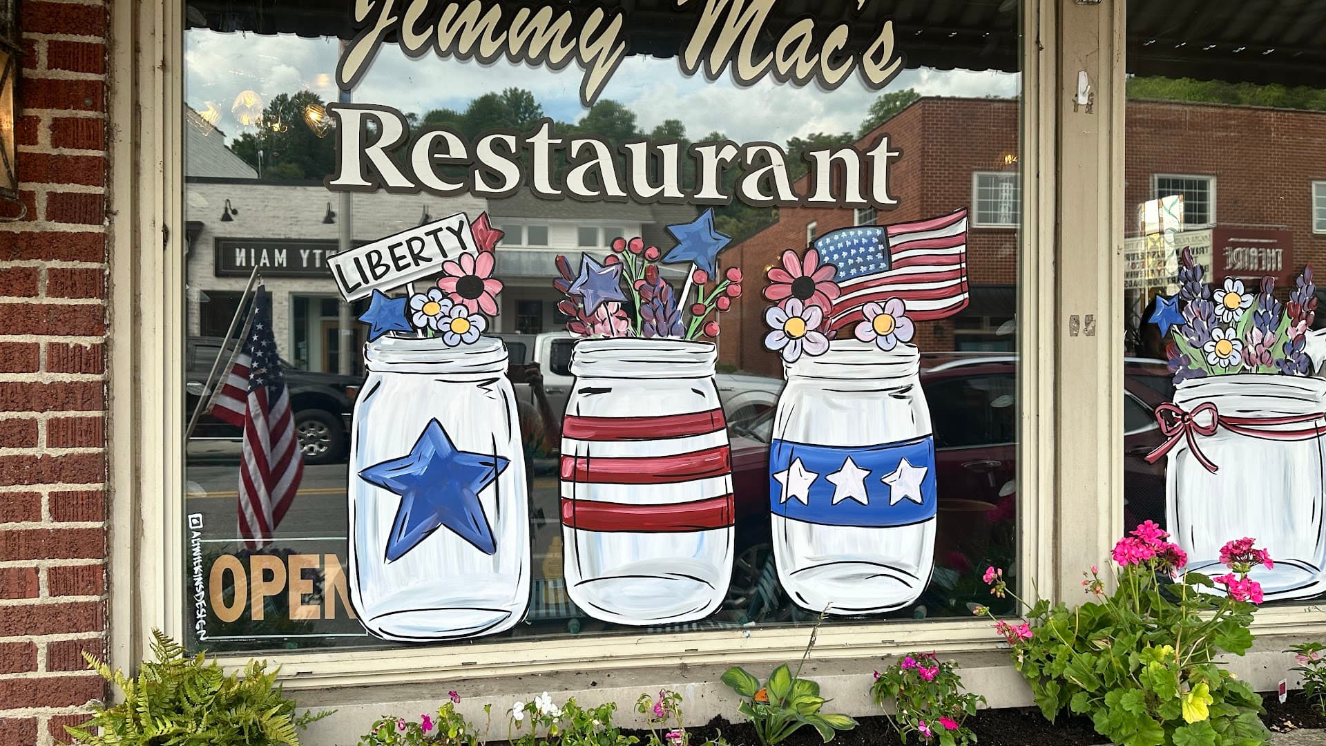 Jimmy Mac's Restaurant outdoor patio - American restaurant in Bryson City, Tennessee | Photo 5 of 10 | TheSmokyMountains.com
