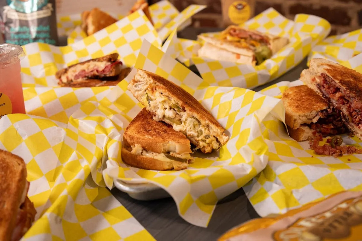 REO Cheesewagon Cafe - Attraction in Maryville, Tennessee