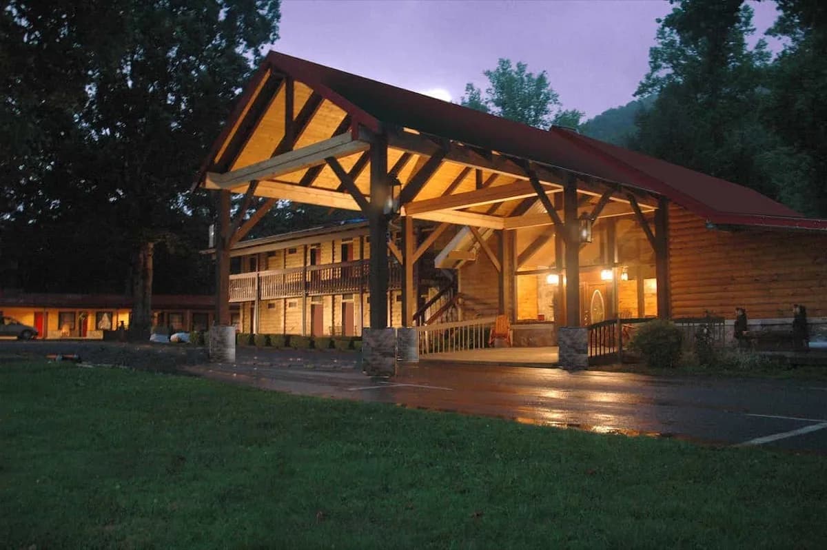 Smoky Falls Lodge - Lodge in Maggie Valley, Tennessee