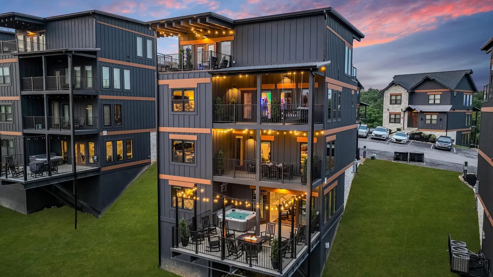 Mountain lodge w/indoor pool & fire pit exterior photo