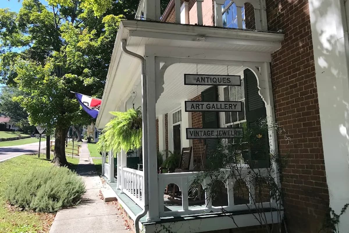 The Shoppes at Roper Mansion - Antique store in Dandridge, Tennessee