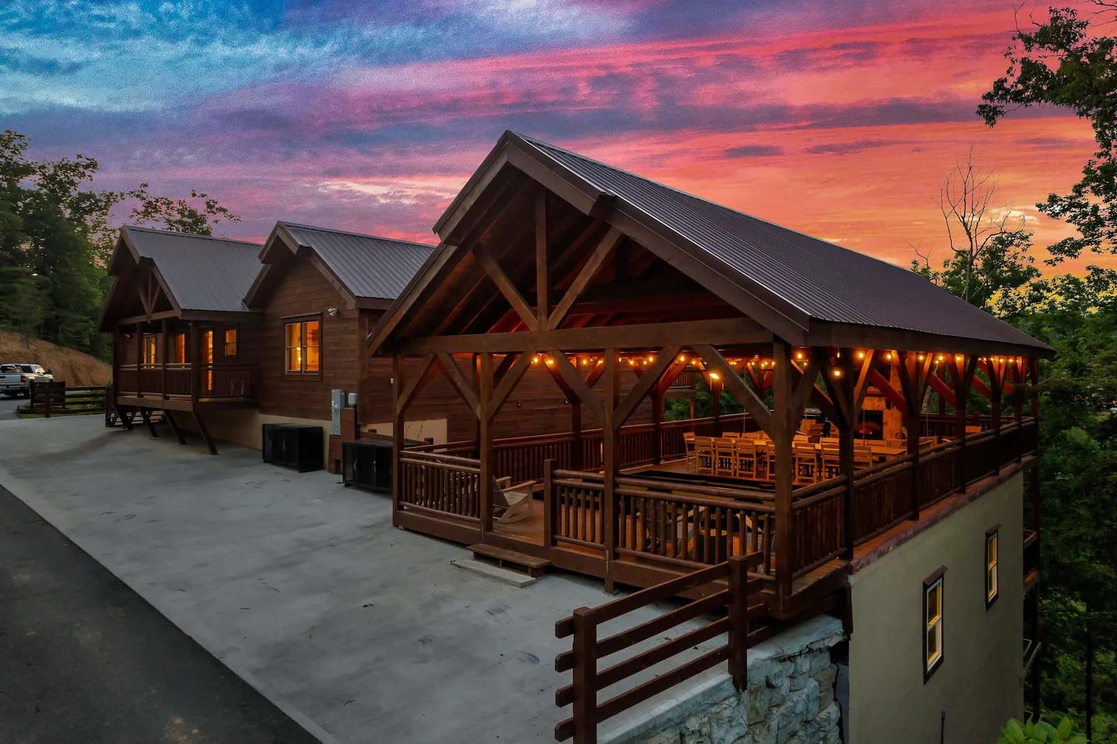 Spacious cabin w/indoor pool, hot tub & theater exterior photo